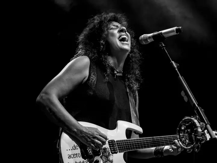 Rosana canta con su guitarra blanca en el escenario.